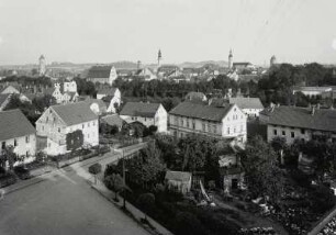 Lauban, Stadt : Lauban (Luban/Polen). Stadtteilansicht. Blick gegen den Stadtkern mit Glockenturm, Rathausturm, evangelischer Kirche und Bruderturm