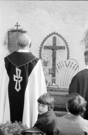 Langenegg, Vorarlberg: Feier vor der Kirche und Kranzniederlegung