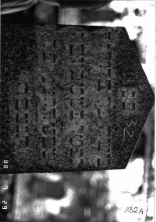 Grabstein 132 (Index: 100101088) Material: Granit Zustand: leicht verwittert Maße HxBxT: 155x47x20 cm Beschreibung: Stele, Sockel, giebelartiger Abschluß: Grabstein 132A