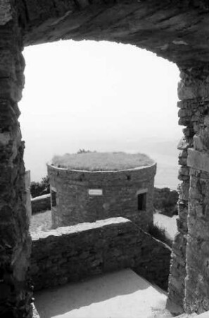 Singen: Hohentwiel, Fensterdurchblick zur Bastion