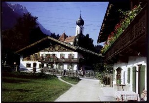Obergrainau: Bauernhaus, Kirche und Zugspitze