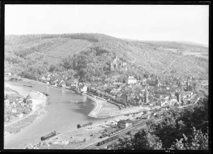 Blick auf Bahnhofsgelände, Mainspitze, Fähre, Innenstadt und Burg