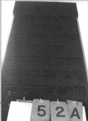 Grabstein 52 (Index: 100116172) Material: Granit, poliert Zustand: gut Maße HxBxT: 255x66x40 cm Beschreibung: dreifach aufgesockelte, obeliskenartige Stele, Schriftfelder auf Stele und mittlerem Sockel: Grabstein 52A (Detailaufnahme)