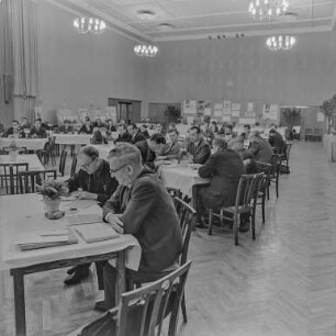 Sitzung Wetro : Wetro. VEB Schamottewerk, Kultursaal. Parteiaktivisten des Kreises Bautzen tagen anlässlich des VII. Parteitages