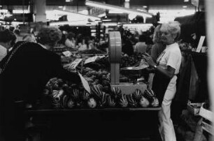 Obst- und Gemüsestand in einer Markthalle