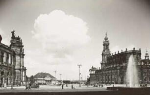 Dresden-Altstadt. Theaterplatz mit Reiterdenkmal König Johanns. Blick gegen Opernhaus, Italienisches Dörfchen und Hofkirche