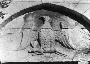 Fensterbekrönung mit Adler
