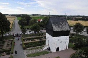Oesterlars - Glockenturm : Blick vom Turm der Oesterlars kirke auf den Glockenturm. Aufgenommen am 26. Juli 2010