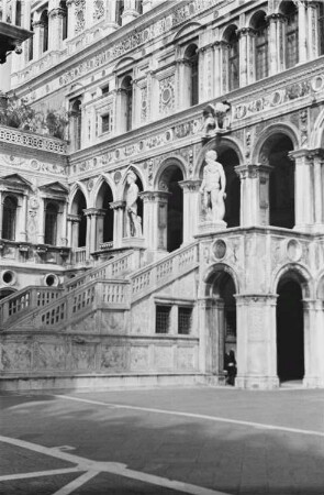 Reisefotos Italien. Venedig.Verbindungstreppe zwischen Markusdom (Basilica di San Marco) und Dogenpalast (Palazzo Ducale) im Innenhof des Dogenpalastes
