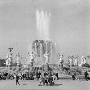 Brunnen der Völkerfreundschaft : Moskau. Volkswirtschaftsausstellung der UdSSR (Allrussisches Ausstellungszentrum). Brunnen der Völker der Sowjetunion (Brunnen der Völkerfreundschaft)