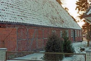 Fischbek: Am Dorfplatz (10): giebelständiges Fachwerkhaus mit Feldsteinfundament: Traufseite, vorne Wirtschaftstrakt, hinten Wohntrakt mit Eingangstür