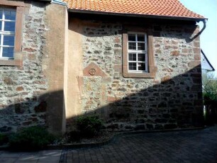 Michelsberg-Evangelische Kirche - Chor (romanischer Rechteckchor) von Süden mit vermauertem romanischem Türgewände (Dreieckiger Türsturz) in Übersicht