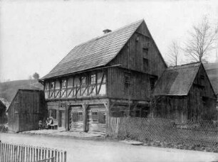 Altes erzgeb. Wohnhaus i. Steinbach (Wahner-Schuster-Heinrich-Haus) : Steinbach. Wahner-Schuster-Heinrich-Haus (erbaut 1680, Umbau 1904, heute Hauptstraße 95). Straßenansicht