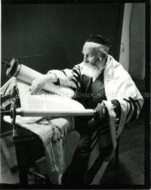 Der 63jährige Rabbiner Iser Hasenfeld aus Polen im Düppel UNRRA (United Nations Relief and Rehabilitation Administration) Center.