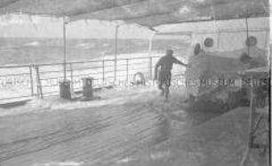 Heimfahrt vom Internierungslager auf Angel Island auf dem italienischen Dampfer "Fella", Mann auf überspültem Deck