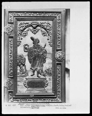 Tür eines Schränkchens mit Relief: Orientale