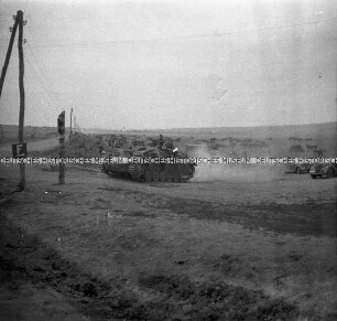 Panzer der Wehrmacht auf einer staubigen Landstraße