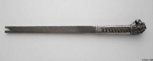 Feile / Gartenbesteck bestehend aus Gartenplötze, Scheide, Säge, großem Messer, kleinem Messer, Hippe, Okuliermesser, Feile, Pfriem, Bohrer, Falzbein und Meißel