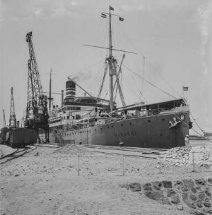 Schiff : Großes Passagierschiff im Hafen
