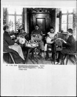 Frauen beim Spitzenklöppeln in Annaberg Buchholz (Erzgebirge)