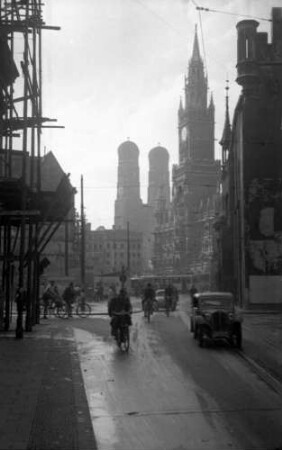 München: Blick zum Marienplatz mit Rathausturm und Frauentürmen