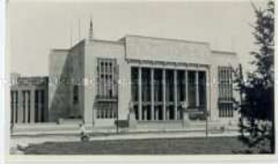 Die Sporthalle in der Stalinallee