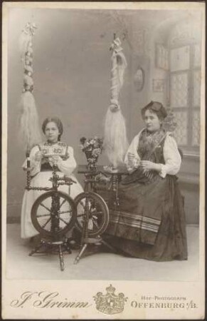 Tracht Offenburg, Mädchen und Frau mit Spinnrad.