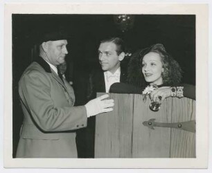 Douglas Fairbanks Jr. und Marlene Dietrich, Besuch der Stallungen einer Rennbahn (Los Angeles, zirka 1933 - 1939) (Archivtitel)