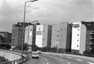 Berlin; Wilmersdorf: Stadtautobahn; Häusergiebel am S-Bahnhof Witzleben