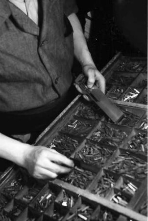 Internationale Handwerksschau Berlin Mai-Juli 1938: Buchdrucker: Setzer mit Winkelhaken
