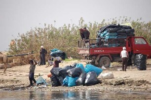Luxor - Müllsäcke am Nil
