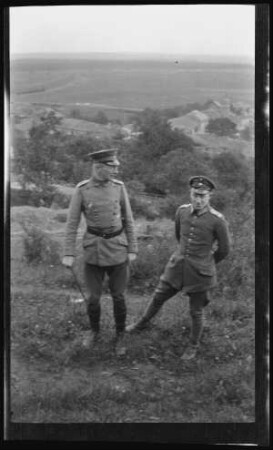 "Romagne-Lager" bei Verdun (=Romagne-sous-les-Côtes, Dep. Meuse, Frankreich): "Major und Leutnant Freiherr von Crailsheim"