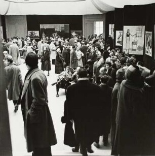 Besucher in der Ausstellung des Malers Bernard Buffet in der Galerie Charpentier