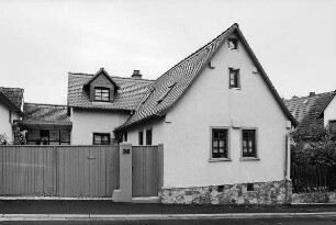 Wohnhaus; Friedrichsdorf, Hugenottenstraße 36