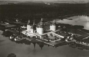 Moritzburg. Schloss Moritzburg (1723-1733; M. D. Pöppelmann). Luftbild-Schrägaufnahme von Südwest