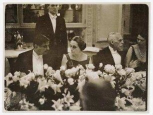 Dinner in der französischen Botschaft in Washington D.C. zu Ehren des Besuchs von Pierre Laval. von links: Pierre Laval, Mme. Claudel, Andrew Mellon