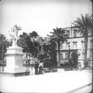 Statue : Neapel. Piazza Vittoria. Eingang zur Villa Vittoria mit Statuen (Kopien 1830-1840) und Spaziergängern