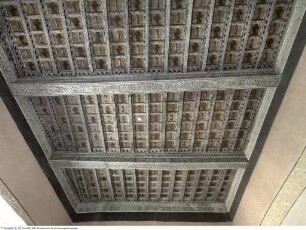 Kassettierte Holzdecke mit Löwen und Wappen der Familie Colonna