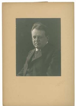 Max Reger mit Zigarette im Mund