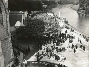Lourdes. Wallfahrtsbetrieb am Gave de Pau