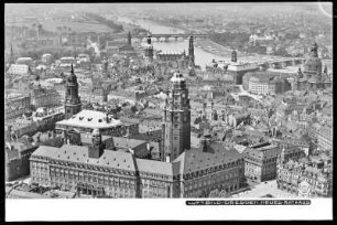 Dresden, Blick auf Neues Rathaus mit Kreuzkirche und Frauenkirche, Luftbild