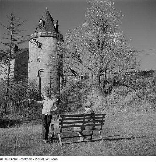 Gebäude und Rundturm in Altefähr, Rügen oder Pulverturm in Altenburg