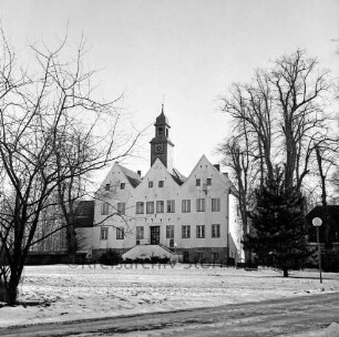 Kloster Nütschau: Herrenhaus: Außenansicht von Norden: Vorderfront mit Treppe: davor Rasenfläche: rechts und links Bäume: Winter