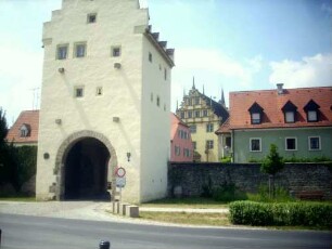 Stadtbefestigung - Stadttor (oberes Maintor) von Feldseite querab mit Stadtmauerrest