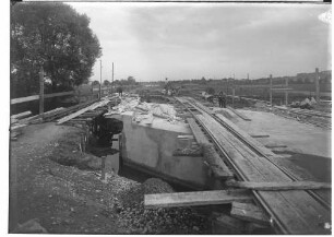 Bauarbeiten der Firma Deutschmann an der Reichsstraße 32 bei Ennetach und Mengen 1935; Verschalung für eine Brücke über einen Bach