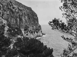 Küste : Küstenlandschaft mit Felswänden