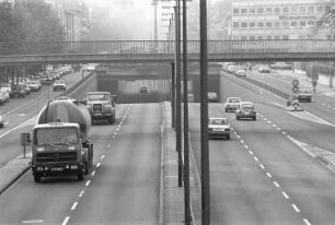 Autoverkehr in der Kriegsstraße