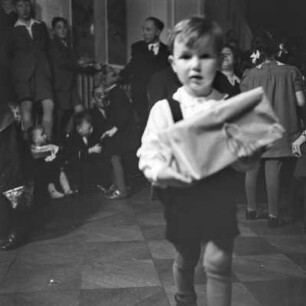 Kleiner Junge mit Geschenk, Kinderfest zur Weihnachtszeit