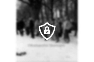 Ostereiersuchen im Kurpark: Kinder bei der Suche im Schnee: dazwischen Erwachsene und Feuerwehrleute: hinten Büsche und Bäume: Winter: 30. März 1975