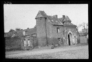 Douai (Dep. Nord, Frankreich): Stadttor (Distanzaufnahme)